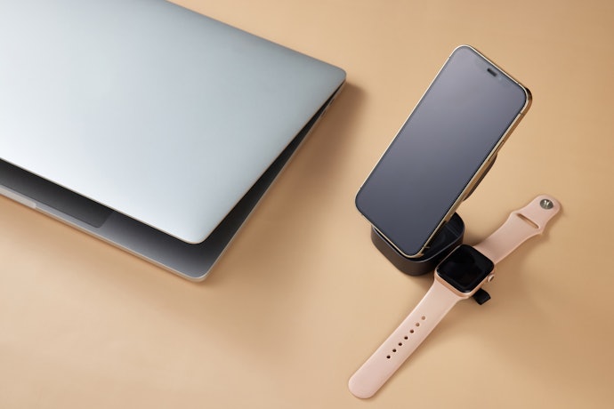 Para Carregar Enquanto Segura o iPhone, Escolha um Carregador por Indução Magsafe