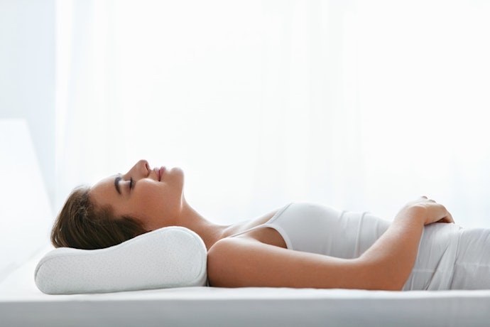 Sente Dores no Pescoço e nos Ombros? Prefira um Travesseiro NASA Cervical ou Regulável
