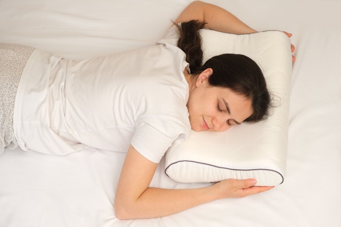 Tem o Costume de Dormir de Bruços? Prefira um Travesseiro Cervical Baixo (até 7 cm)
