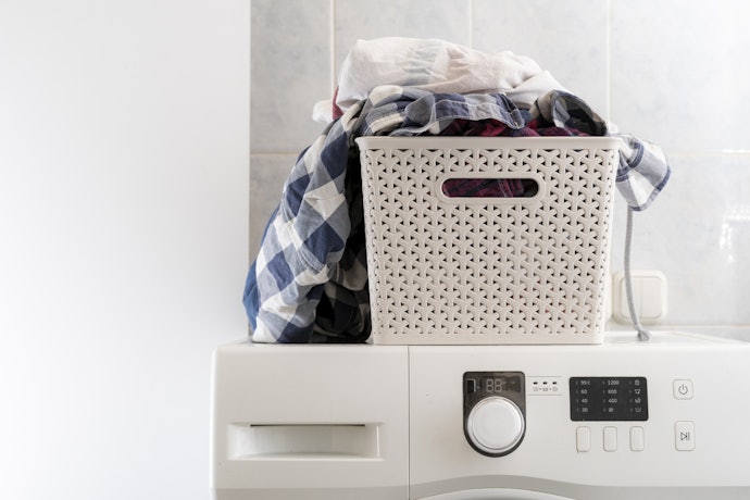 Cesto de Roupas Plástico: Leve, Barato e Suporta Roupas Úmidas