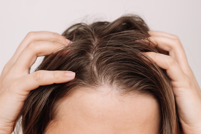 Tem Cabelos Finos e Oleosos? Escolha Shampoo com Argila Branca ou Carvão Ativado