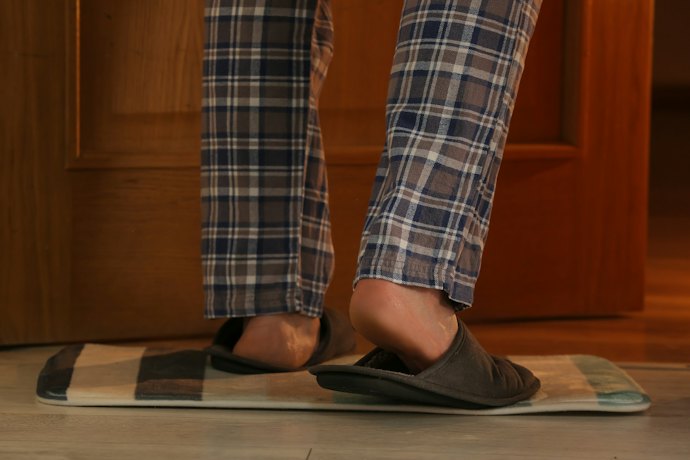 Para Calçar e Tirar com Facilidade, Escolha uma Pantufa Masculina Aberta