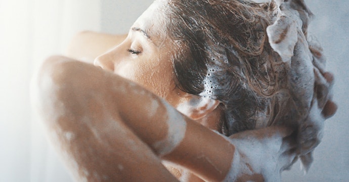 Cabelos Oleosos: Shampoos Neutros com Sulfato e Extratos Cítricos, como Hortelã