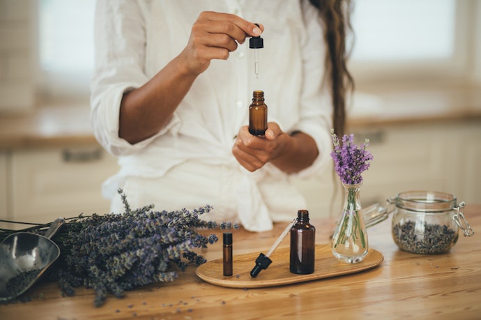 Para a Pele: Considere Óleos Essenciais de Lavanda, Gerânio e Melaleuca
