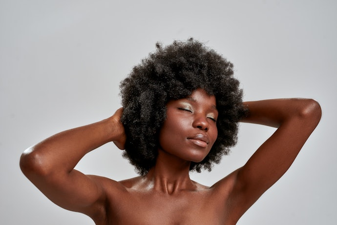 Pele Negra Escura: Fica Maravilhosa com Iluminador Dourado Escuro, Cobre ou Bronze