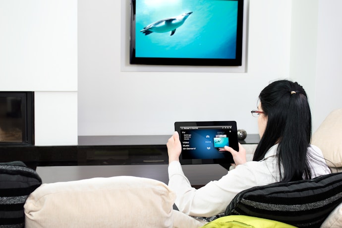Para Conectar a TV de 75" a Diversos Celulares, Escolha Wi-Fi, Bluetooth, AirPlay ou Chromecast
