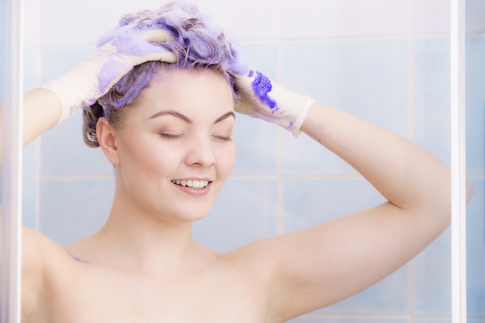 Loiros e Platinados: Escolha Shampoos com Pigmentos Violeta ou Azul
