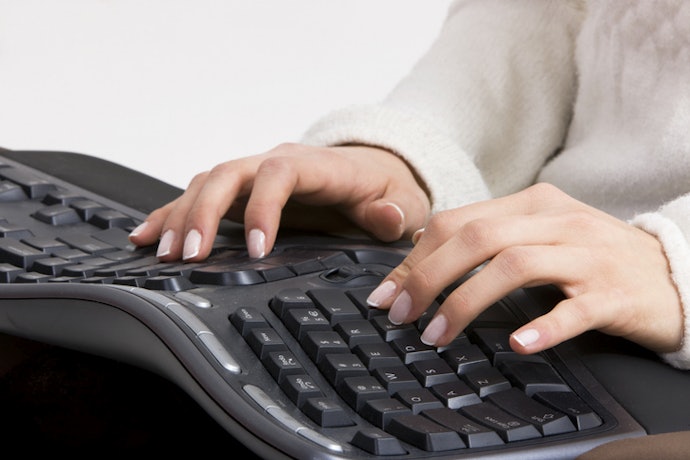 Se Passa Longas Horas Digitando, Prefira um Teclado Ergonômico Curvo e Dividido