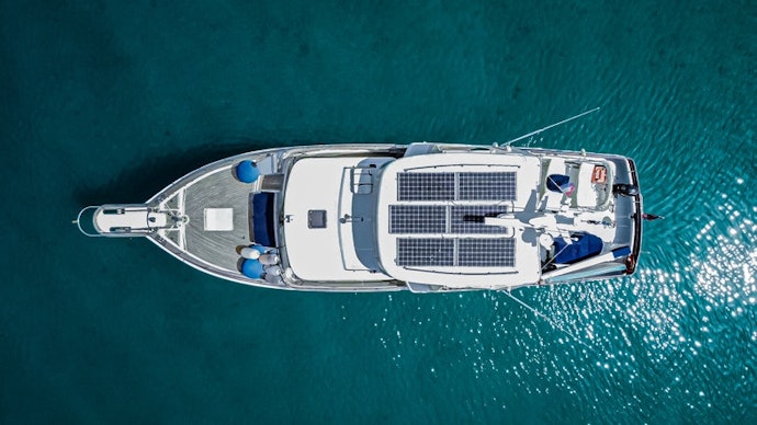 Para Uso em Embarcações, Motorhomes ou Superfícies Curvas, Prefira uma Placa Solar Flexível