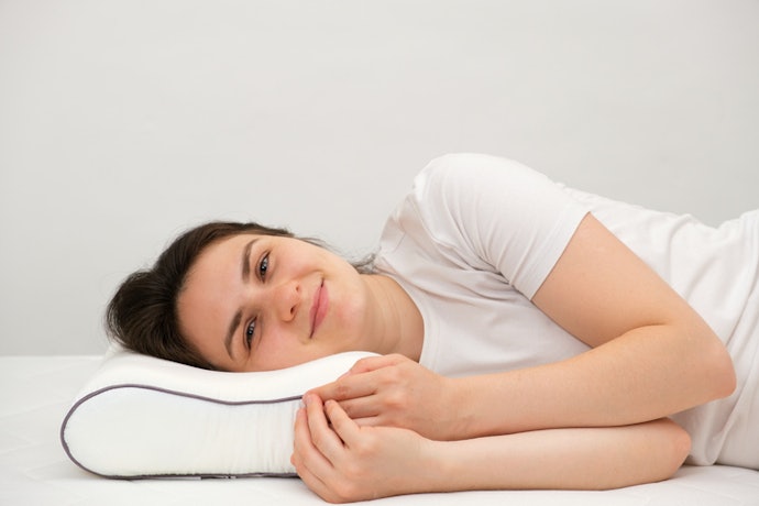 Dorme de Lado? Opte por um Travesseiro Cervical Ortopédico Alto (12–15 cm)