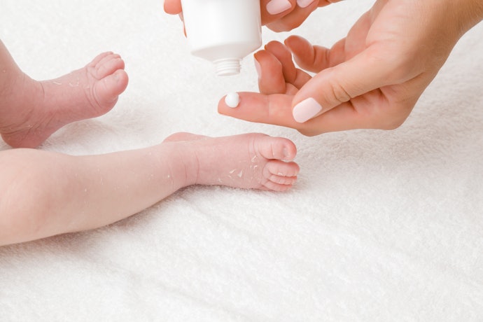 Para Manter a Pele Sensível do Recém-Nascido Suave, Use um Hidratante para Bebês
