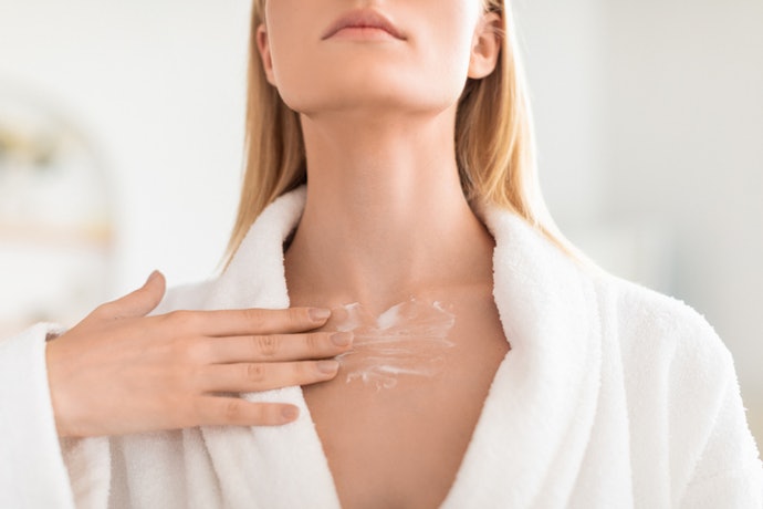 Para um Creme Clareador para Pescoço e Colo, Opte por Vitamina C, Alfa-Arbutin e Tranexâmico