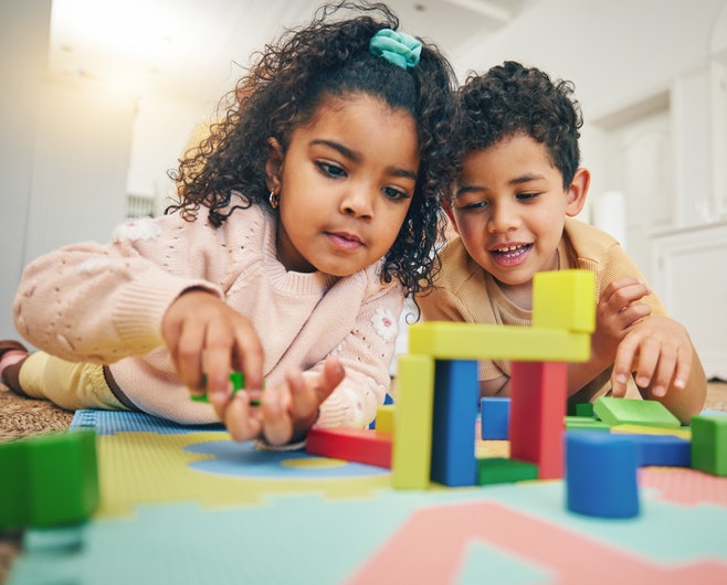 Se Quer um Presente Unissex Infantil, Escolha Jogos de Tabuleiro ou Blocos de Montar