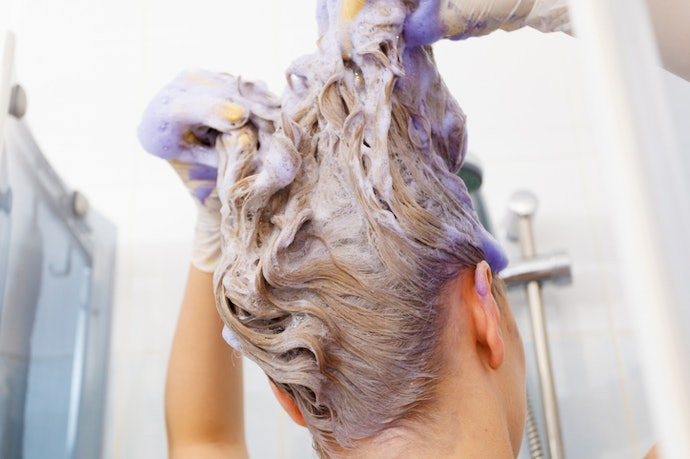 Se Quer Shampoo que Pinta o Cabelo Loiro, Prefira os Matizadores Azuis ou Roxos