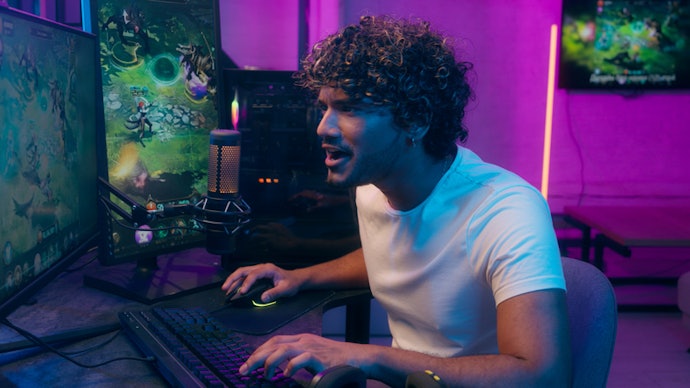 Profissional e Setup Avançado: HDMI 2.1, 8K a 60 Hz ou 4K a 120 Hz