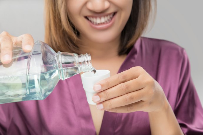 Quer Dentes Mais Brancos? Escolha Enxaguante Bucal Clareador com Peróxido de Hidrogênio