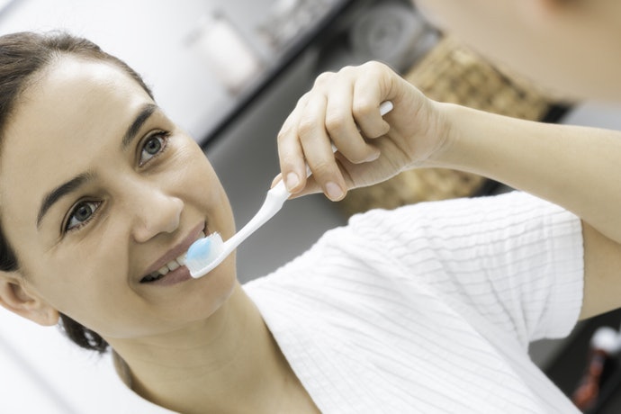 Quer um Efeito de Branqueamento Imediato? Prefira Pastas de Dente com Pigmentos Azuis