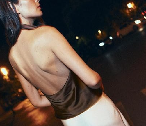 Em Ocasiões Formais, Aposte em Blusas Abertas nas Costas de Tecidos Nobres, como Seda