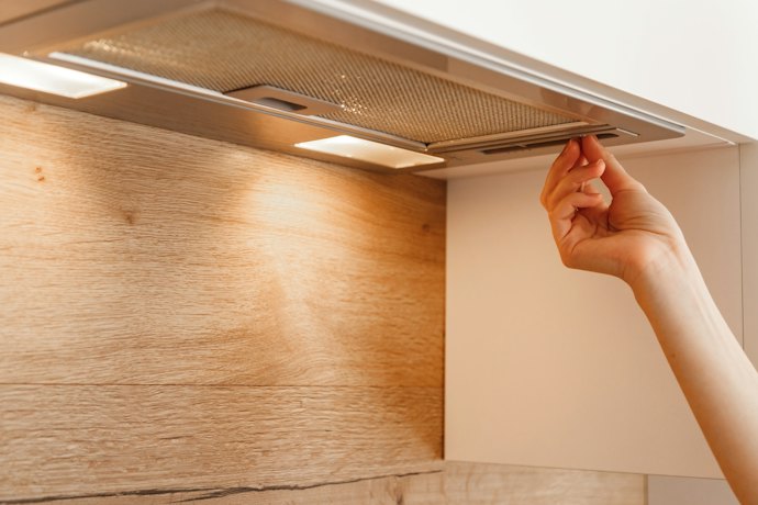 Quer um Visual Discreto na Cozinha? Prefira um Depurador de Ar de Embutir ou Retrátil