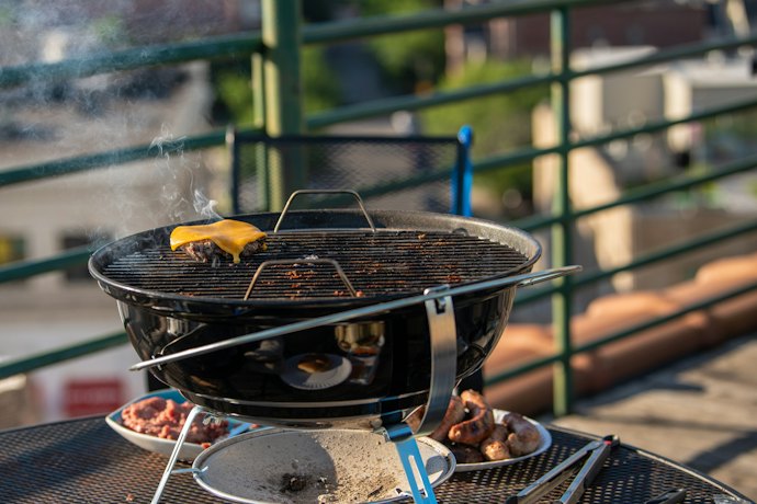 Churrasqueira a Bafo Compacta: Churrasco Garantido em Qualquer Lugar