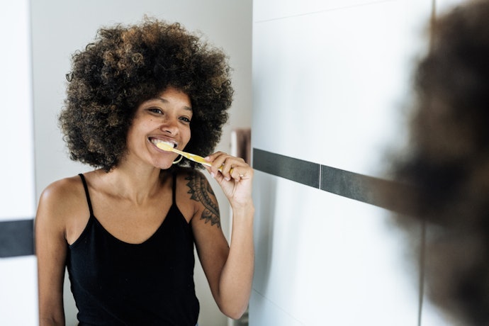 Se Você tem Gengivas e Esmalte dos Dentes Saudáveis, Prefira uma Escova de Cerda Macia