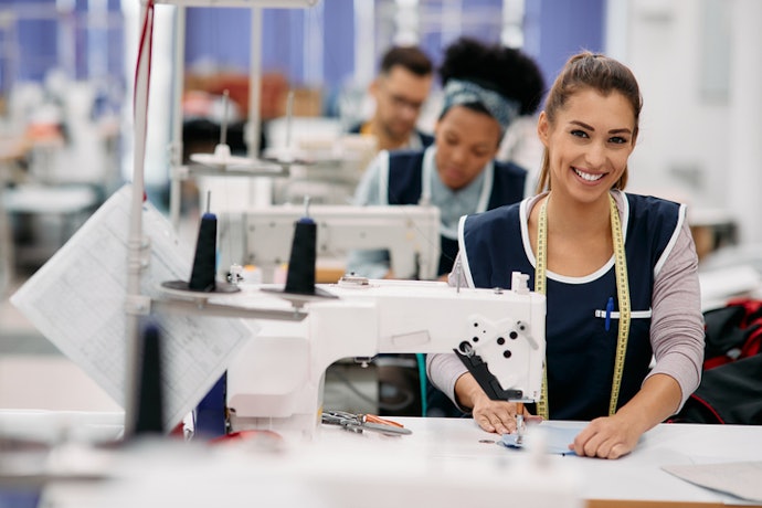 Para Diferentes Acabamentos Profissionais, Escolha uma Máquina de Costura Industrial Eletrônica