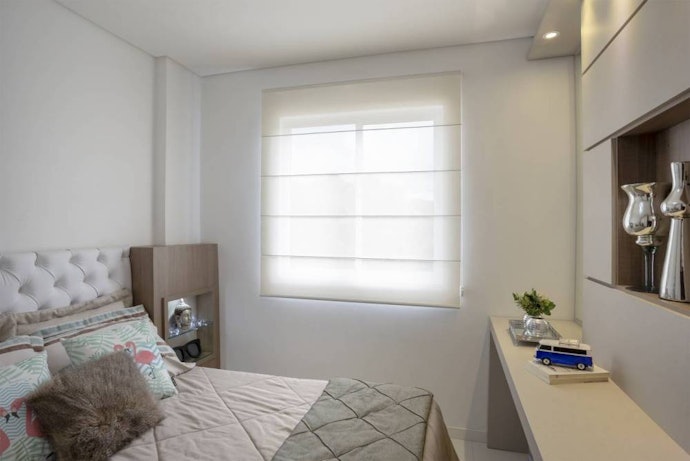 Persiana Romana: Design Moderno com Listras Horizontais que Segmentam o Tecido