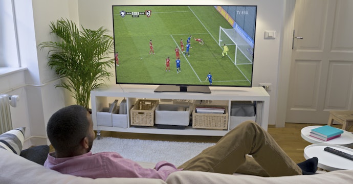 Para Ambientes Claros, Escolha TVs LCD com QLED e Mini LED