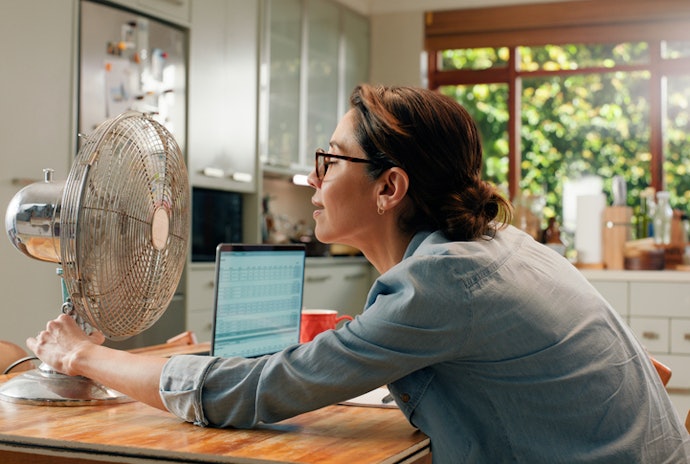Para Usar na Mesa do Trabalho, Escolha um Ventilador de Mesa Pequeno, como 30 cm de Largura