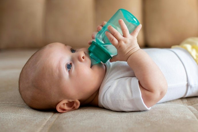 Para Deixar o Bebê Segurar, Opte pela Mamadeira de Silicone ou Plástico