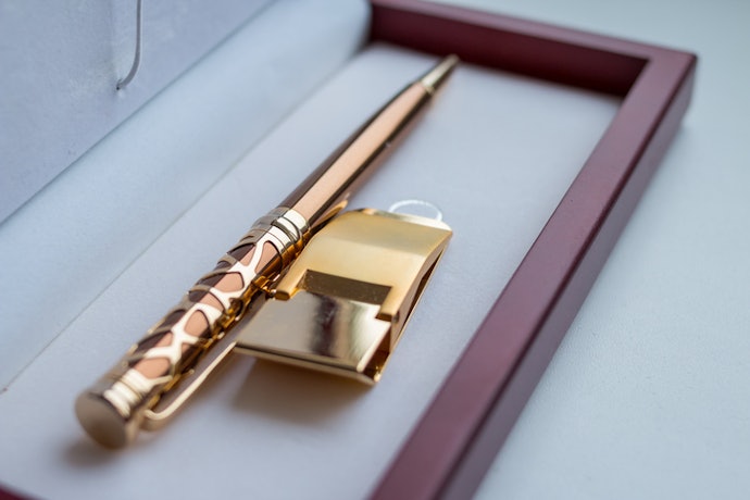 Presente para Professor Homenageado na Formatura? Escolha Caneta de Luxo ou Relógio de Mesa