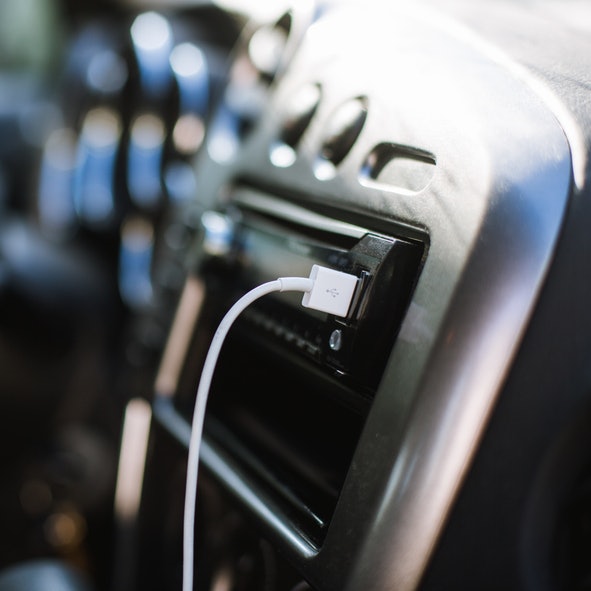 Para Carregar o Smartphone, Prefira um Som Automotivo Bluetooth com USB de Energia