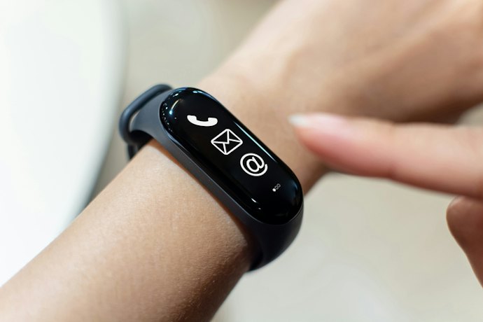 Para um Presente Unissex Adulto, Escolha Smartband ou Garrafa Térmica Portátil