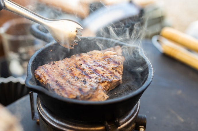 Para Selar Carnes, Prefira uma Panela de Ferro Fundido Cru