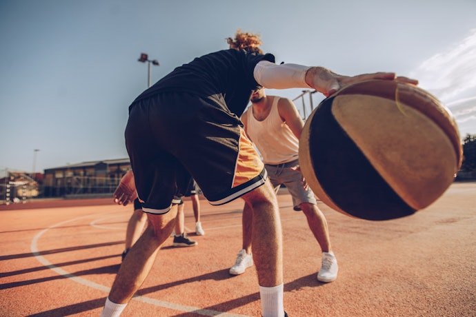 Para Bom Desempenho em Quadras Outdoor, Opte pela Bola de Basquete de Borracha