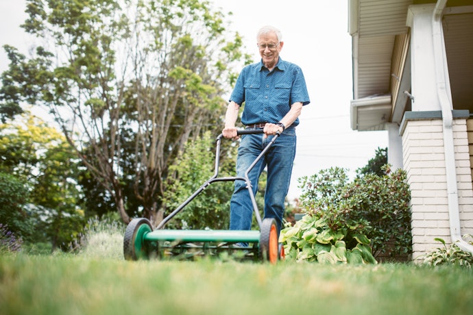 Cortador de Grama Manual é Mais Barato e Ideal para Pequenos Gramados
