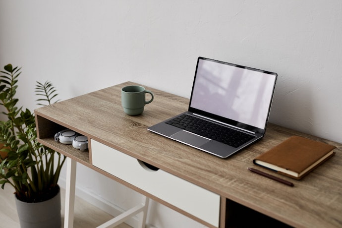 Vai Usar Apenas Notebook e Mouse? Escolha uma Mesa de Escritório Reta Pequena