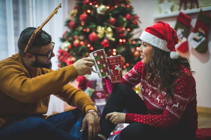Presente de Natal para Namorada de até R$50: Canecas Natalinas, Velas Festivas ou Nécessaire