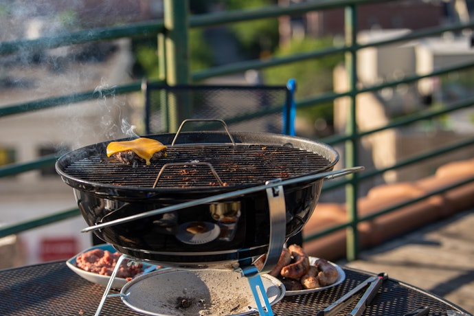 Churrasqueira a Bafo Compacta: Churrasco Garantido em Qualquer Lugar