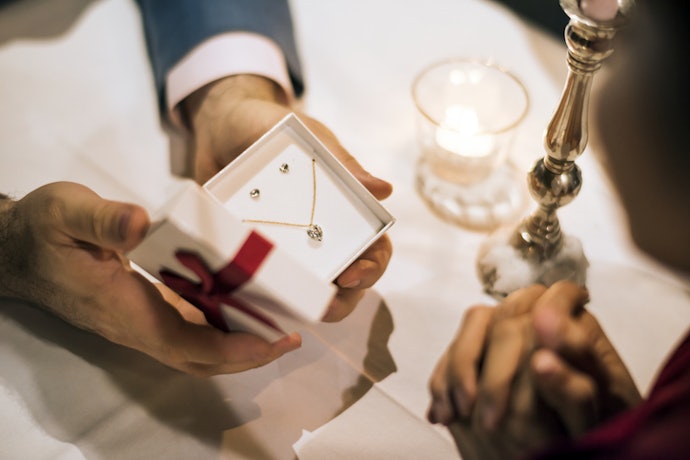 Para um Presente para Mulheres de Luxo, Perfumes de Grife ou Joias