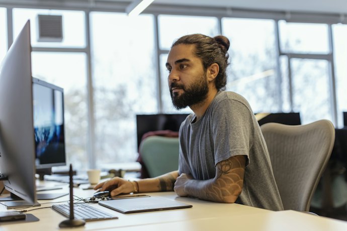 Trabalho: Atualização de 75 Hz, Taxa de Resposta de 1 ms e Tecnologias que Diminuem a Fadiga Visual