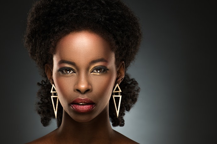Pele Negra: Brilho Natural com Iluminadores Dourados Escuros, Cobre e Bronzer