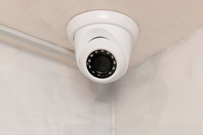 Para Visão Ampla de Escritórios, Lojas e Corredores, Opte Pela Camera Intelbras de Teto