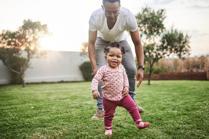 Para Bebês que Estão Começando a Andar, Prefira Modelos Flexíveis, Como Tênis e Meia com Solado