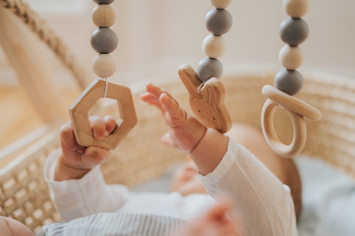 Para Maior Segurança do Bebê, Escolha Brinquedos Montessori de Materiais Naturais, como Madeira
