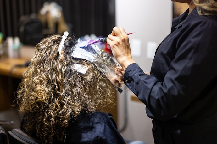 Se Tem Cabelo Cacheado e com Luzes, Prefira Creme com Reconstrutores Leves, como a Queratina