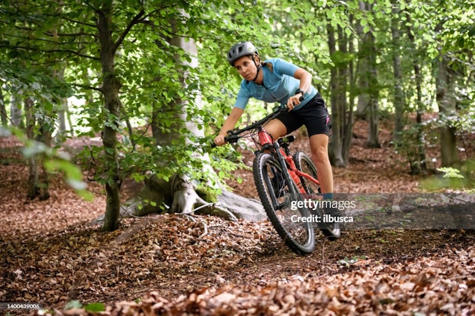 Para Terrenos Acidentados: Pneus Estilo Mountain Bike, Mais Largos e com Talão de Kevlar