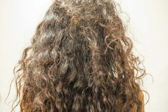 Para Definição e Controle de Frizz, Opte por Creme com Polímeros Modeladores e Óleos Vegetais