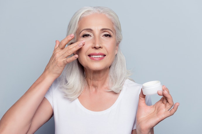 Para Combater o Ressecamento Intenso aos 60 Anos, Prefira Cremes com Ceramidas e Pantenol