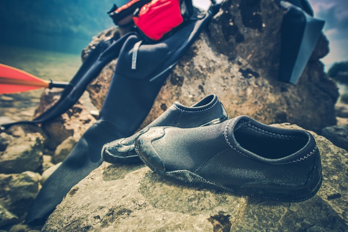 Para Piscina e Esportes no Mar: Opte por Neoprene e Solado com Textura